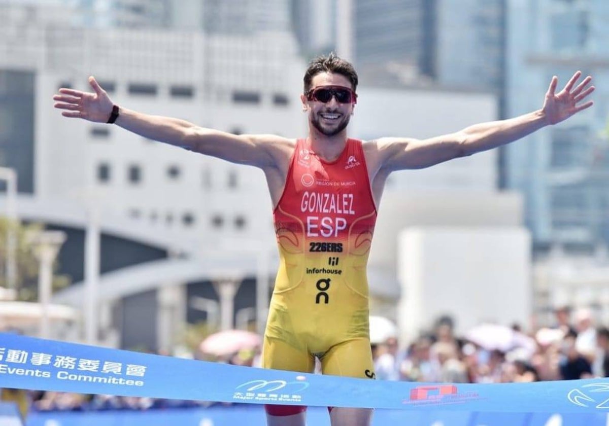 Hito en el triatlón malagueño Alberto González gana su primera Copa